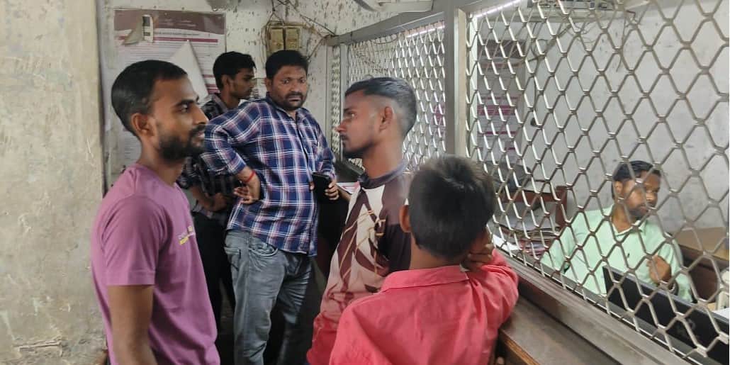Deposits and withdrawals stalled for four days; Baskhari Post Office awaits ID.