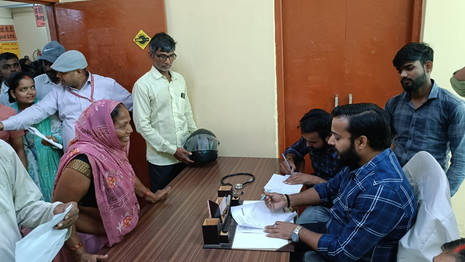 जिला अस्पताल की ओपीडी में बुधवार को उपचार के लिए आए मरीजों को स्वास्थ्य संबंधी परामर्श देते फिज