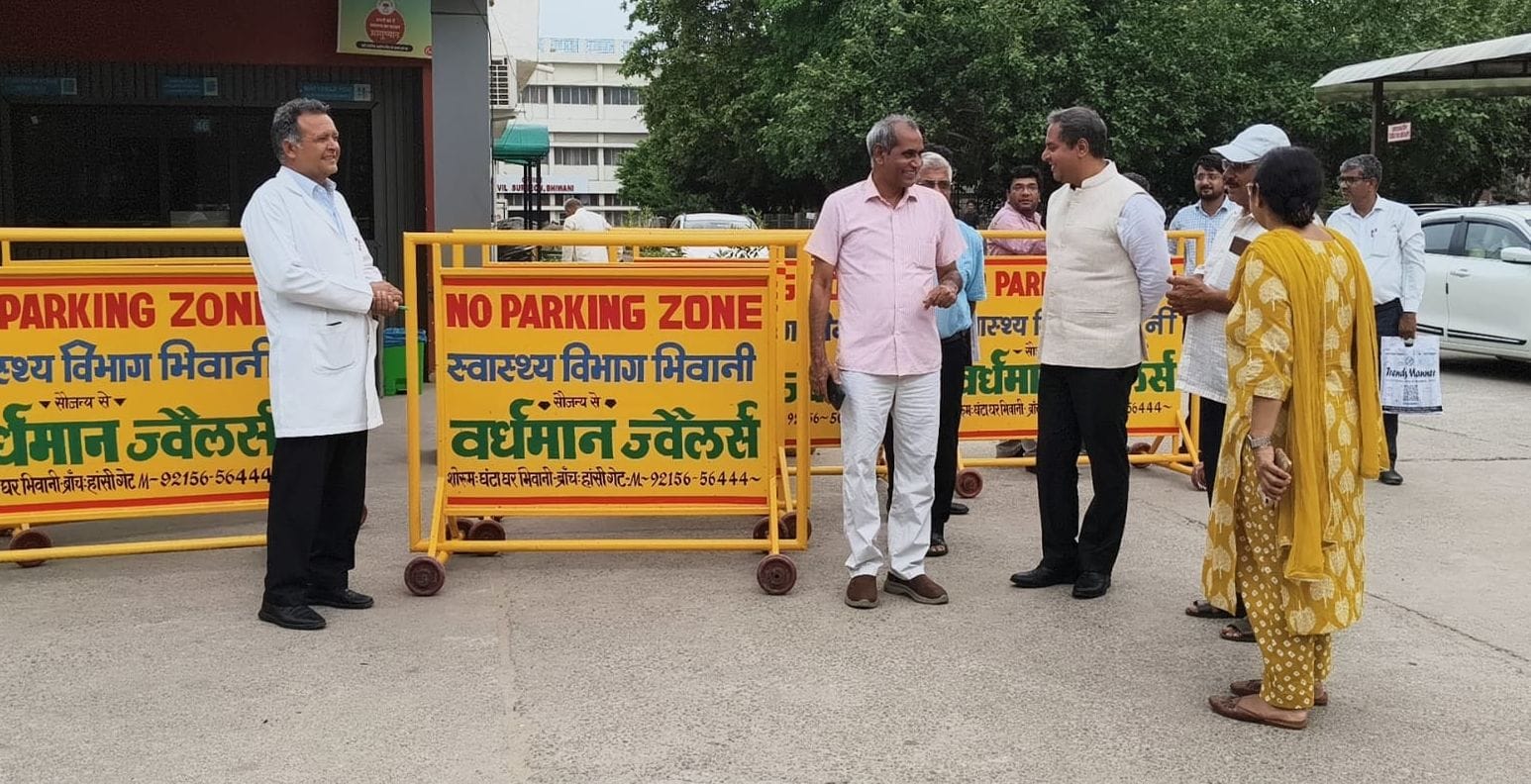 जिला नागरिक अस्पताल में बैरियर  भेंट करते सामाजिक संस्था के पदाधिकारी । 