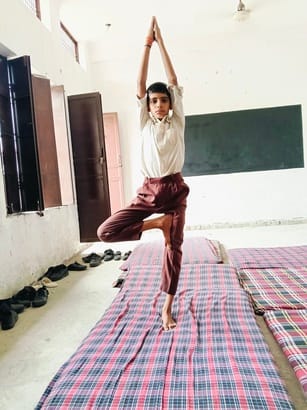 जिला स्तरीय जिनमास्टिक प्रतियोगिता प्रतिभाग करता छात्र. विद्यालय
