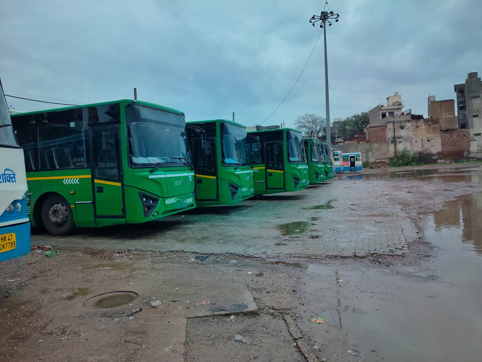 जलभराव के कारण बस स्टैंड पर खड़ी इलेक्ट्रिक बसें। संवाद