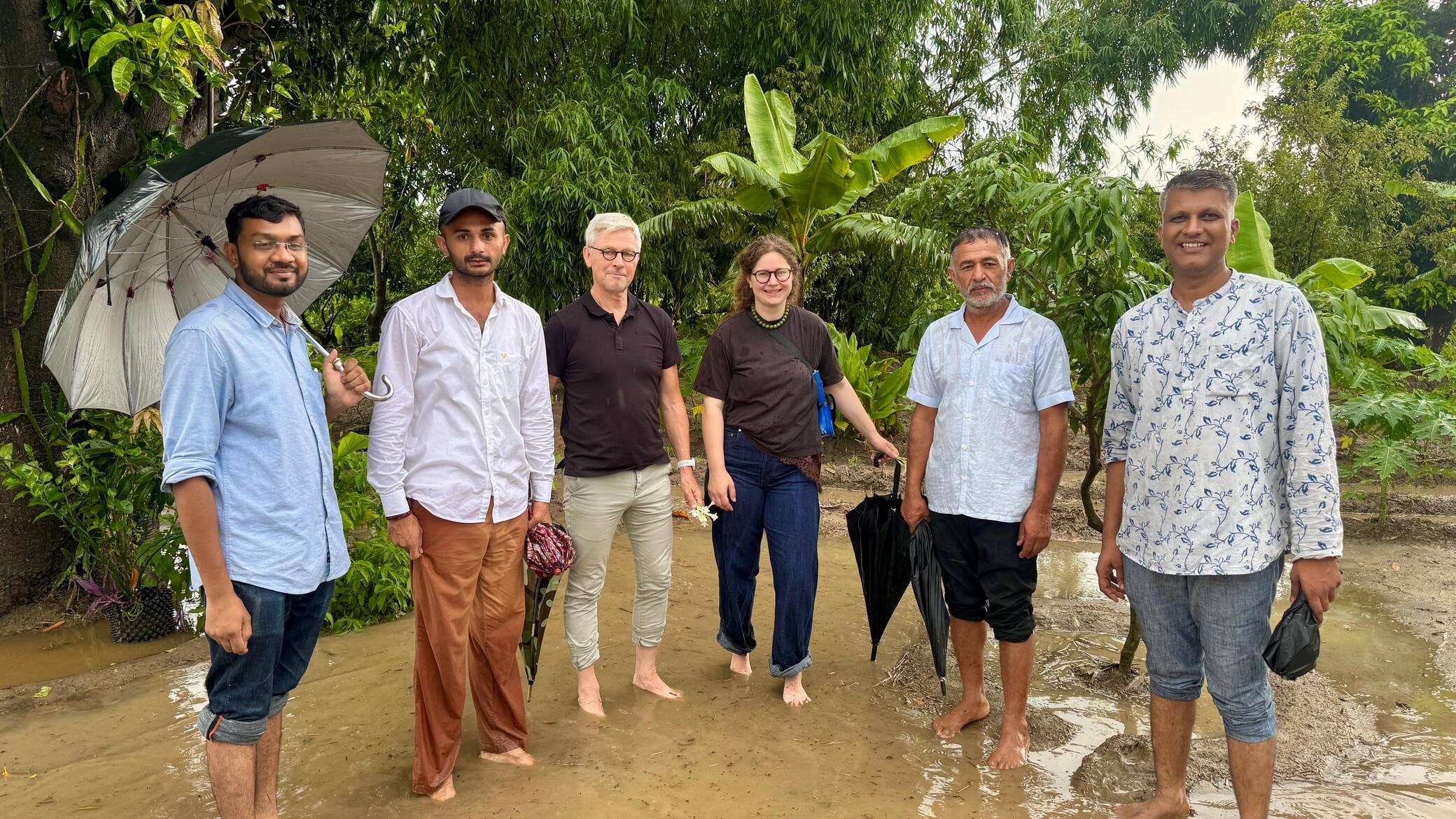 जलालाबाद के नागल में भूमि नेचुरल फूड फॉरेस्ट पर पहुंचे अंतरराष्ट्रीय प्रतिनिधि मंडल के सदस्य। क