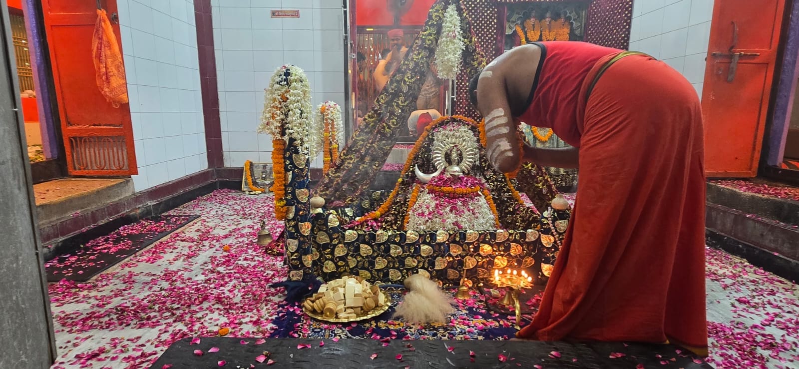 जलालपुर के त्रिलोचन महादेव बाबा की श्रावण के पहले सोमवार की शयन आरती करते हुए पुजारी।- मंदिर प्