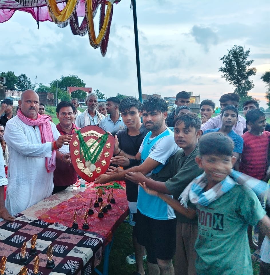 जीवपुर में विजेता टीम के खिलाड़ियों को ट्रॉफी प्रदान करते मुख्य अतिथि। स्रोत- आयोजक