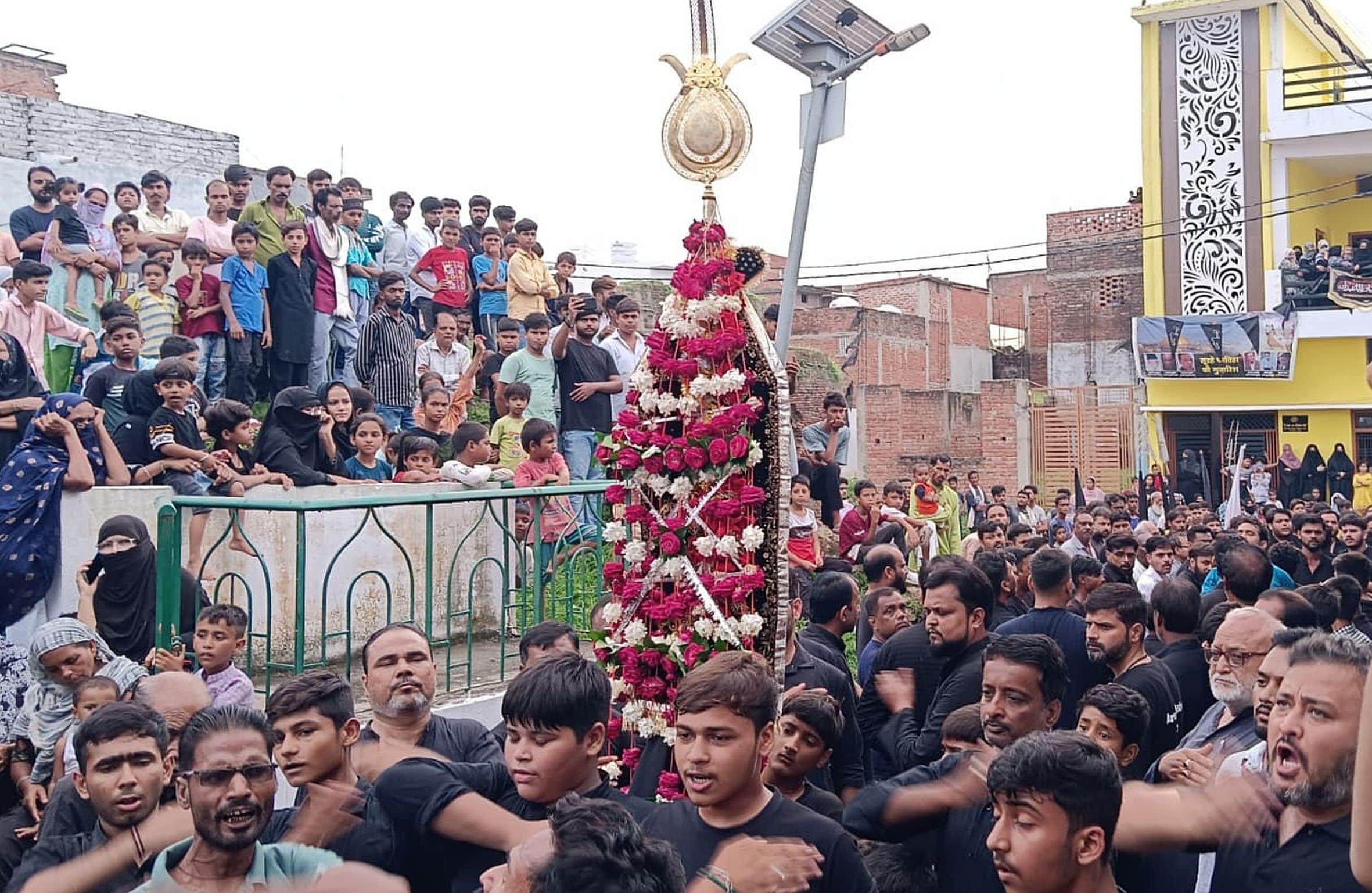 जायस में हुसैनी अलम जुलूस के दौरान मातम करते अजादार।-संवाद