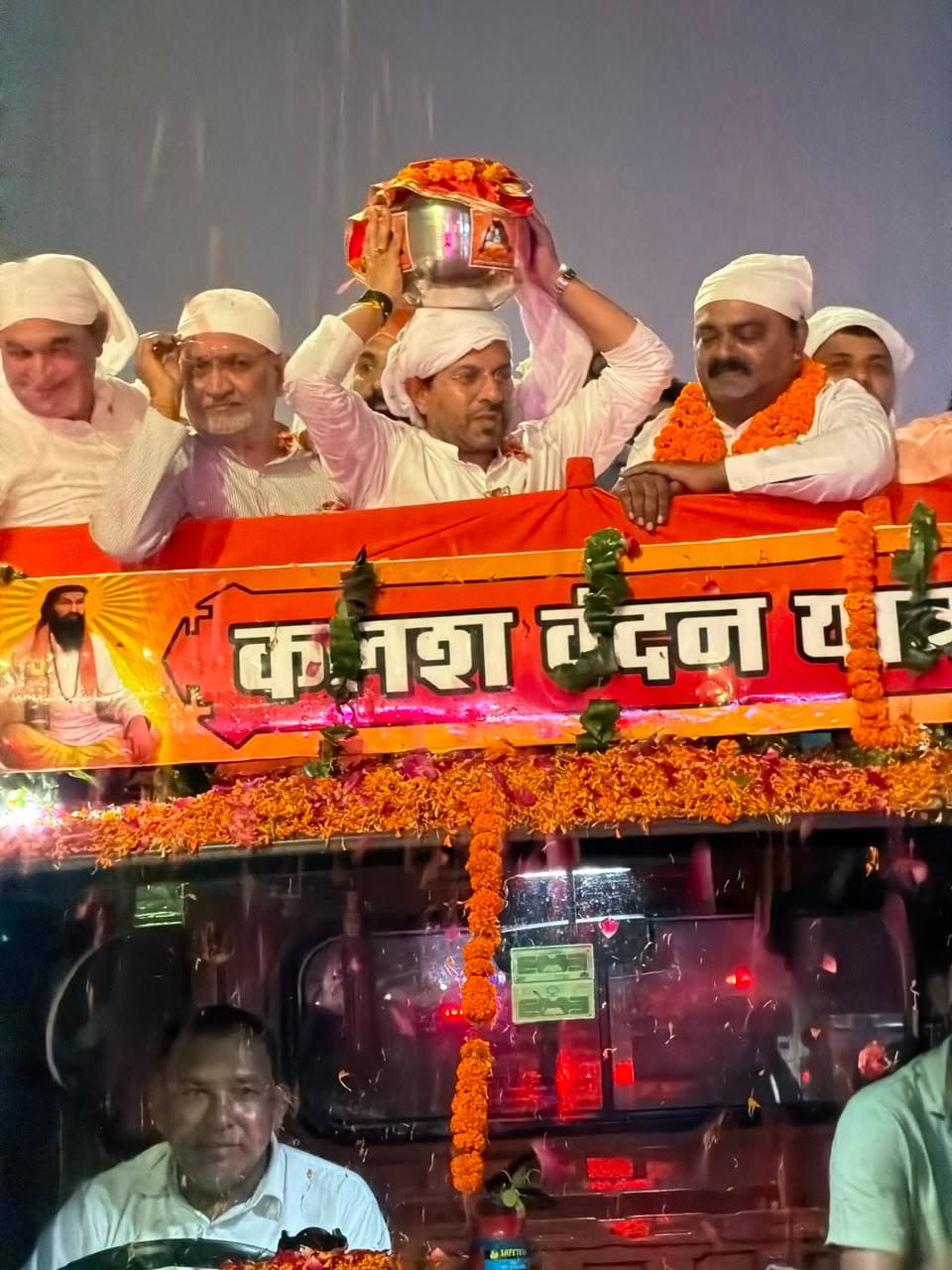 कलश को सिर पर उठाए समालखा विधायक मनमोहन भड़ाना और साथ में जिलाध्यक्ष दुष्यंत भट्ट। स्रोत : सोशल
