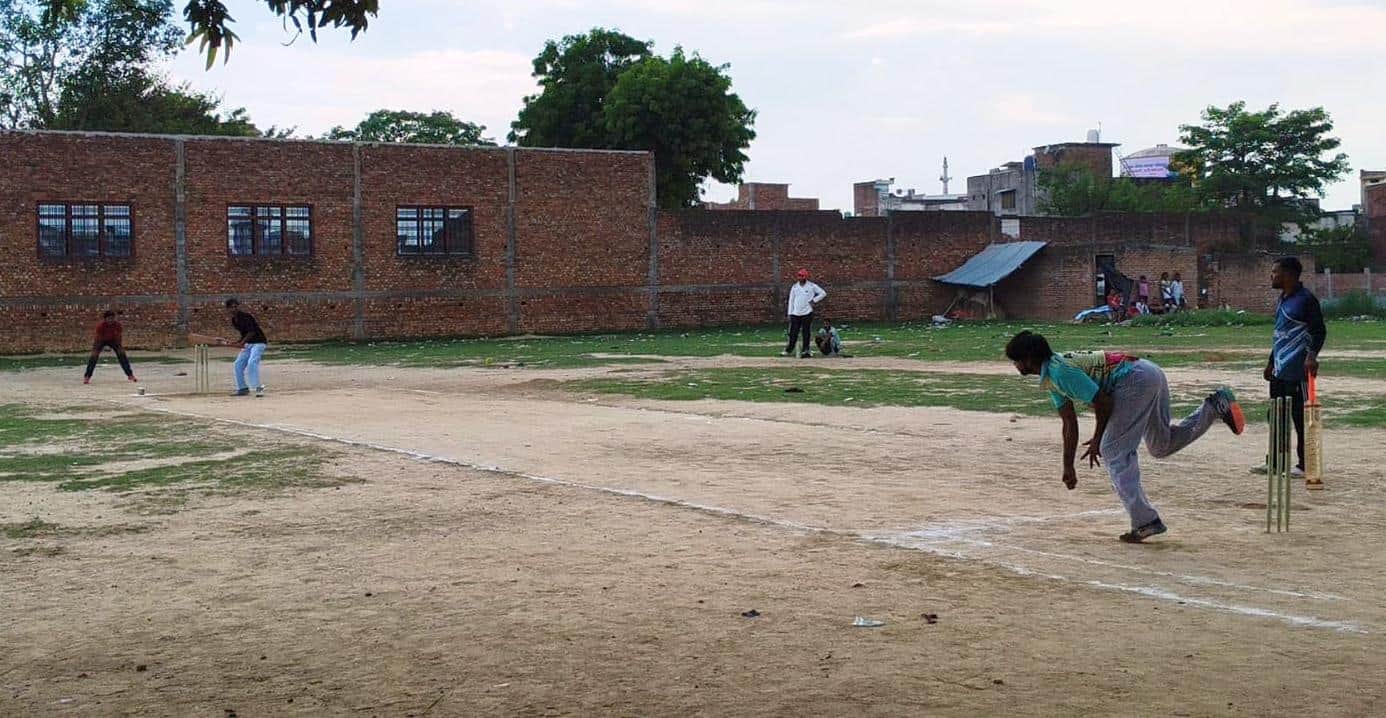  क्रिकेट मैच में प्रतिभाग करते खिलाड़ी। संवाद