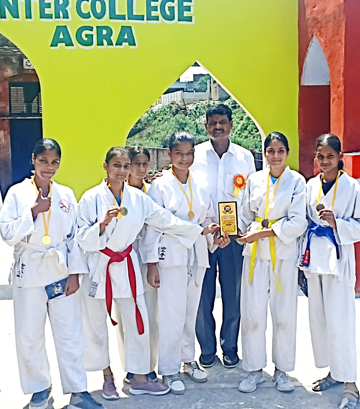 Agra News: आगरा कराटे विद्यालय के खिलाड़ियों ने जीते 7 पदक