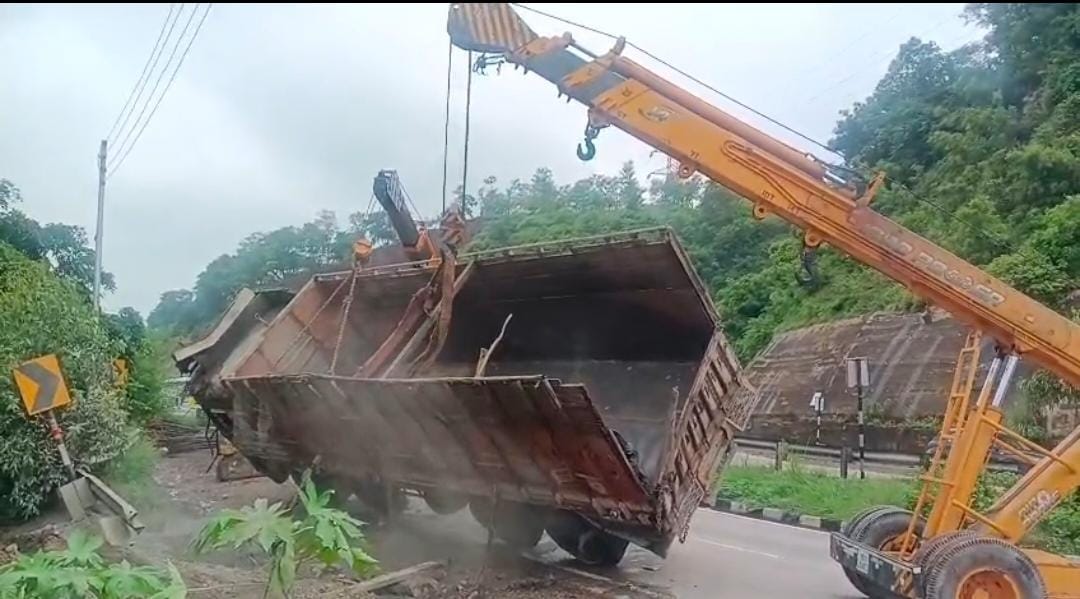 Bilaspur News: ब्रेक फेल होने से क्लिंकर लदा ट्रक पलटा, चालक बाल-बाल बचा