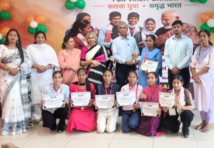 कार्यक्रम में विद्यार्थियों को सम्मानित करते हुए। विज्ञप्ति