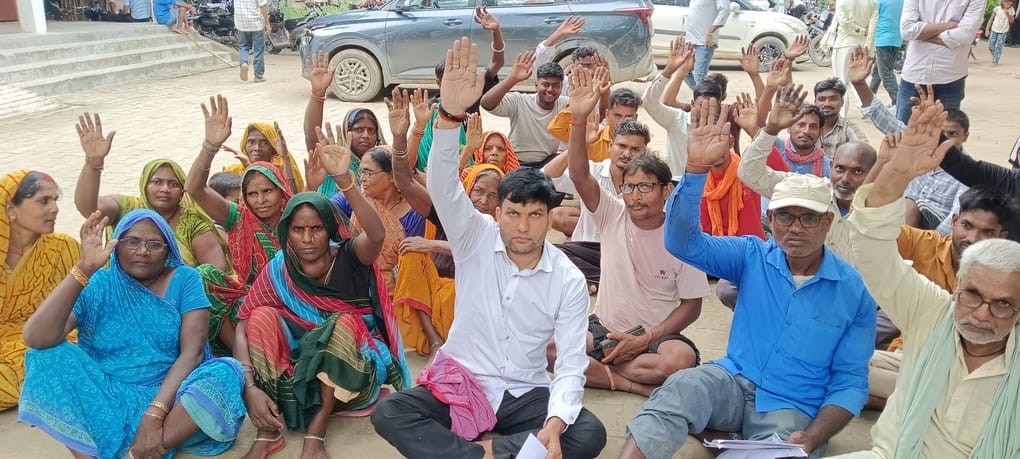 कासिमाबाद तहसील में नाली निर्माण को लेकर धरना प्रदर्शन करते सोनबरसा के ग्रामीण-संवाद