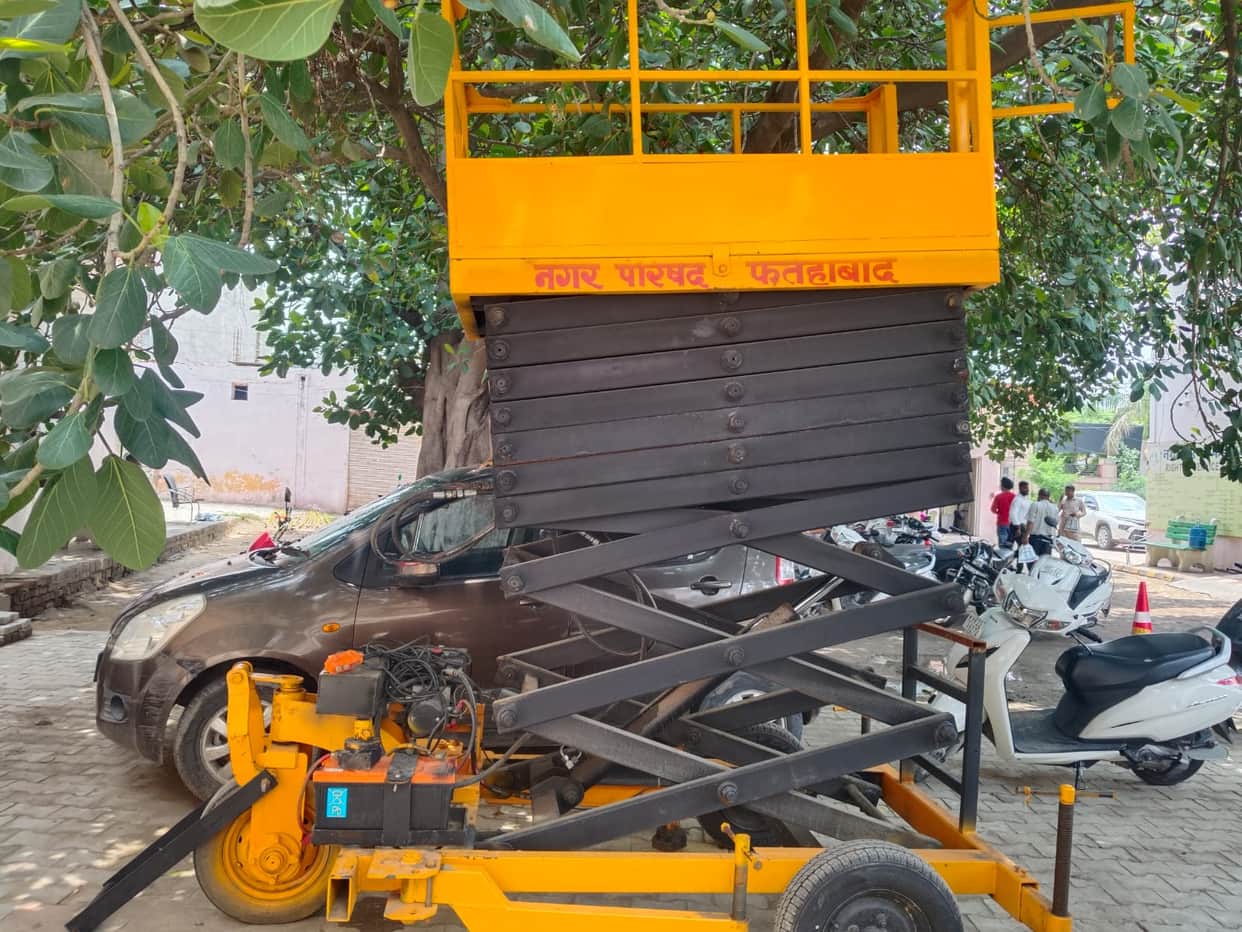The system's ladder wobbled...22-foot-high hydraulic ladder broke, employee injured from falling