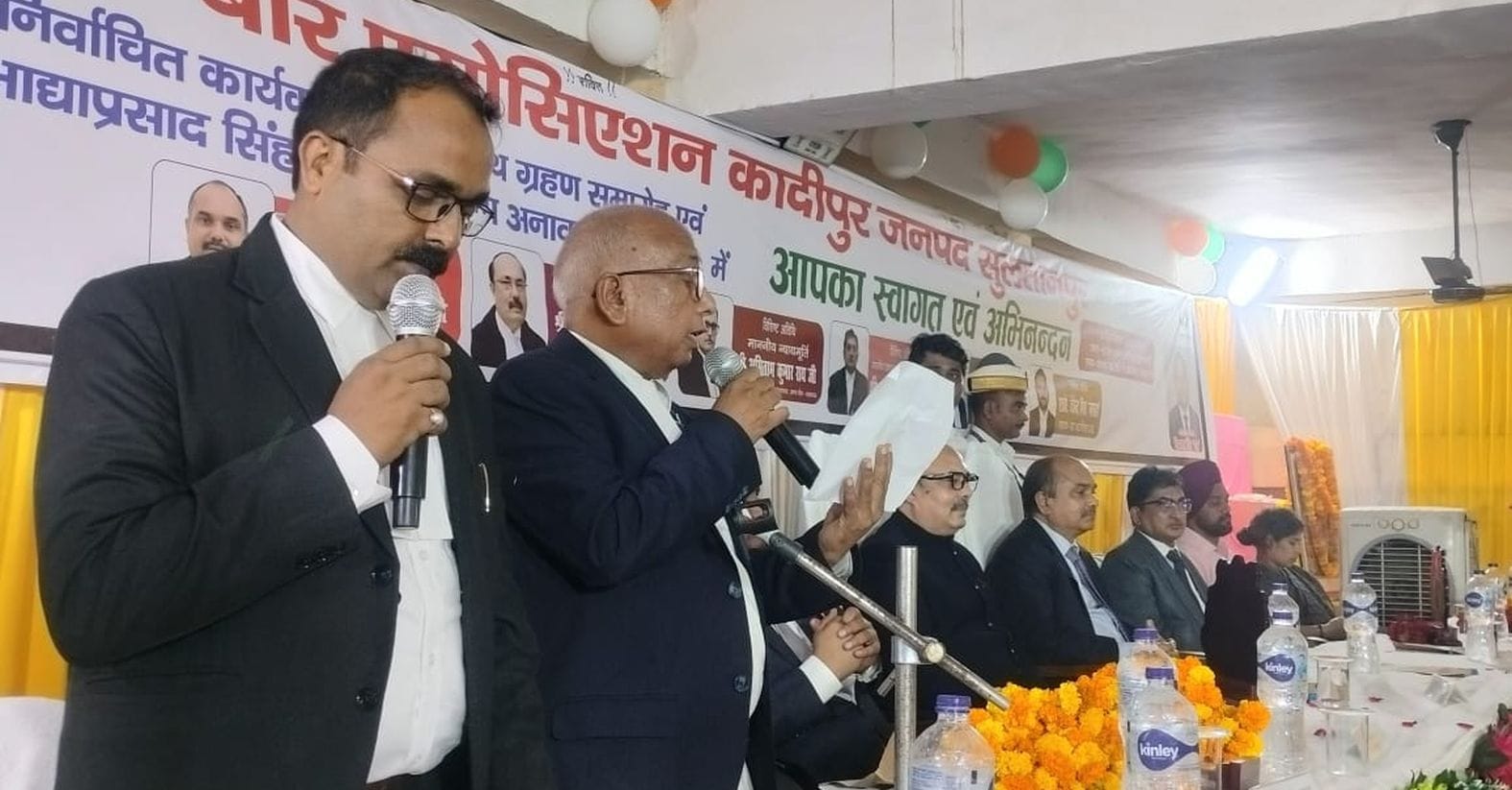 कादीपुर के बार एसोसिएशन हाल में आयोजित शपथ ग्रहण कार्यक्रम में मौजूद पदाधिकारी। स्रोत- बार एसो