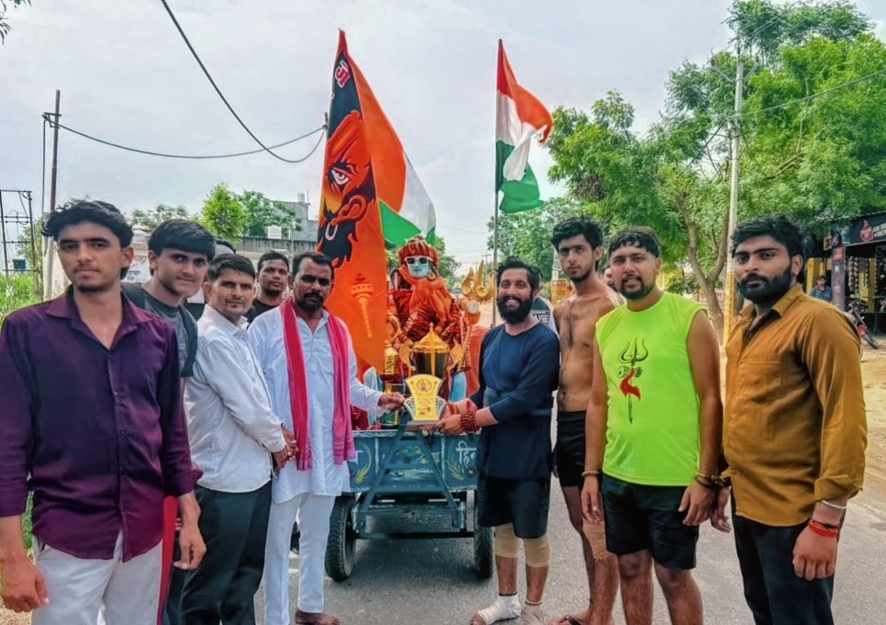SP leader welcomed Shiva-devotee Kanwariyas.