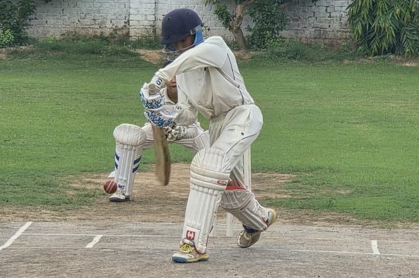  खालसा क्रिकेट एकेडमी के मैदान पर क्रिकेट मैच खेलते खिलाडी।स्रोत एसोसिएशन  