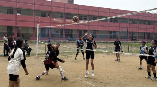 खुर्जा के सरस्वती विद्या मंदिर स्कूल में आयोजित वॉलीबॉल प्रतियोगिता में प्रतिभाग करतीं छात्राएं