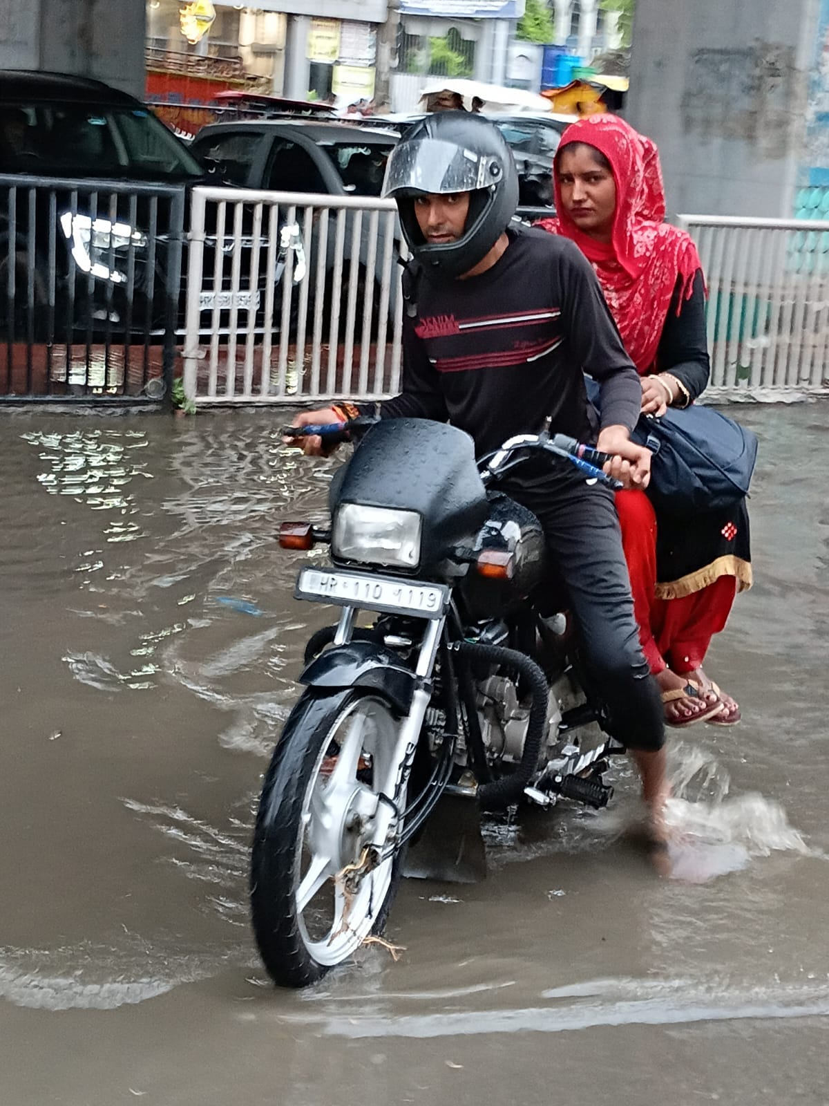 Water reached the elevated highway; the Delhi-Karnal lane remained closed for two hours.