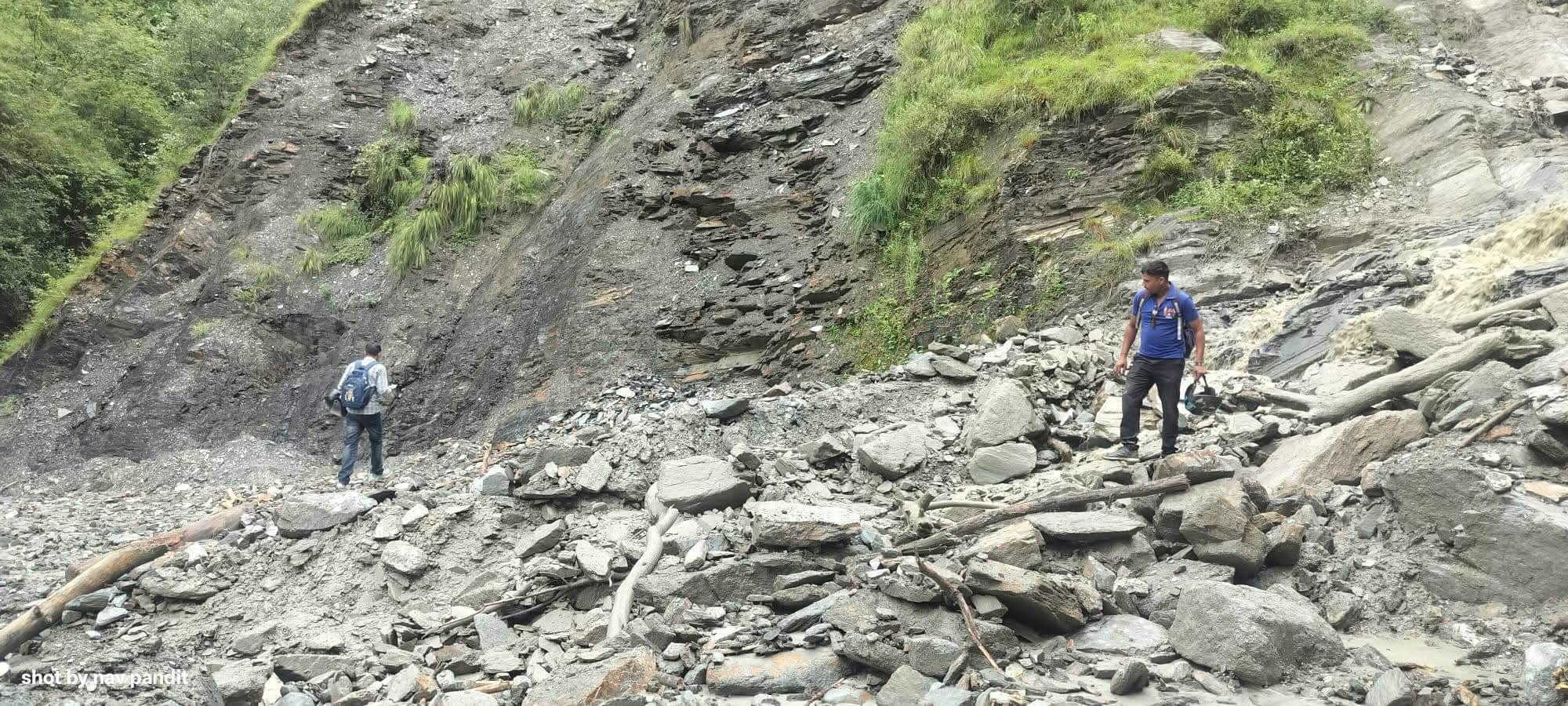 लचौड़ी–तेलका मार्ग पर हुटा नामक स्थान पर भूस्खलन होने से बाधित मार्ग। संवाद 