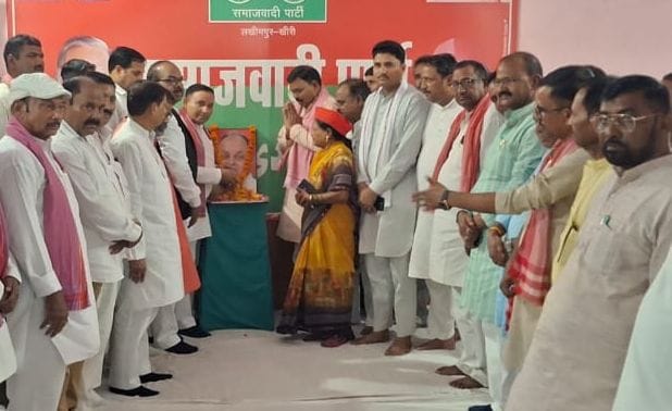 लोहिया भवन में पूर्व केंद्रीय मंत्री जनेश्वर मिश्र की जयंती मनाते सपा पदाधिकारी। संवाद
