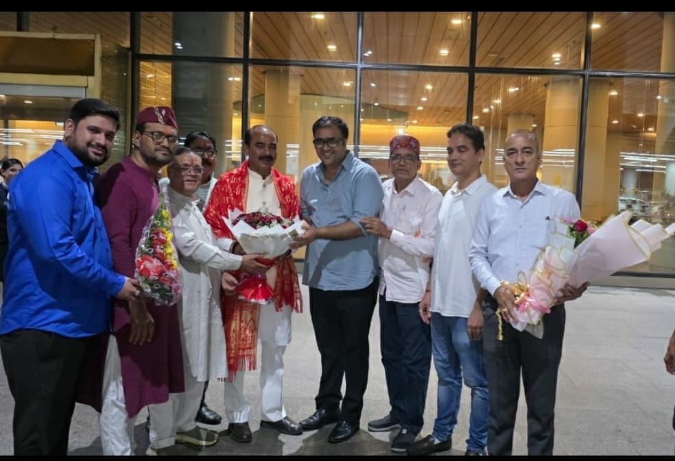 मुंबई में केंद्रीय सड़क एवं परिवहन राज्यमंत्री अजय टम्टा को ज्ञापन देते सीमा चकलेटी गांव के प्र