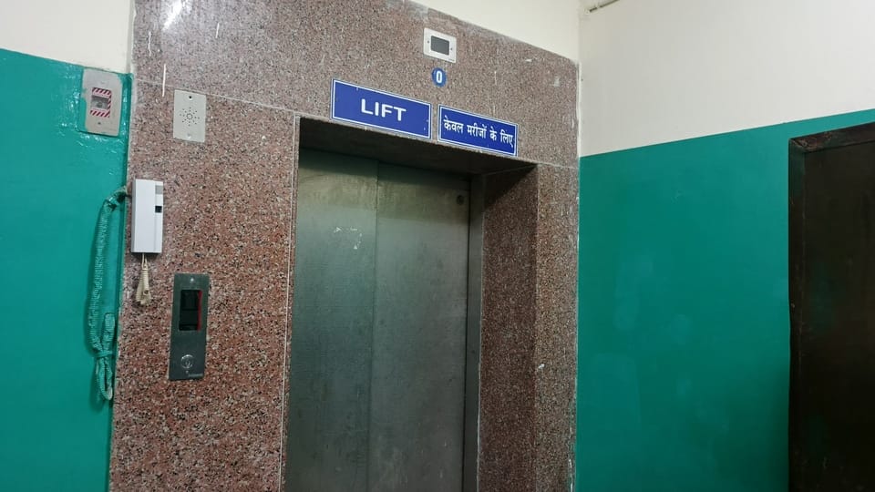 मेडिकल कॉलेज में खराब पड़ी लिफ्ट। संवाद