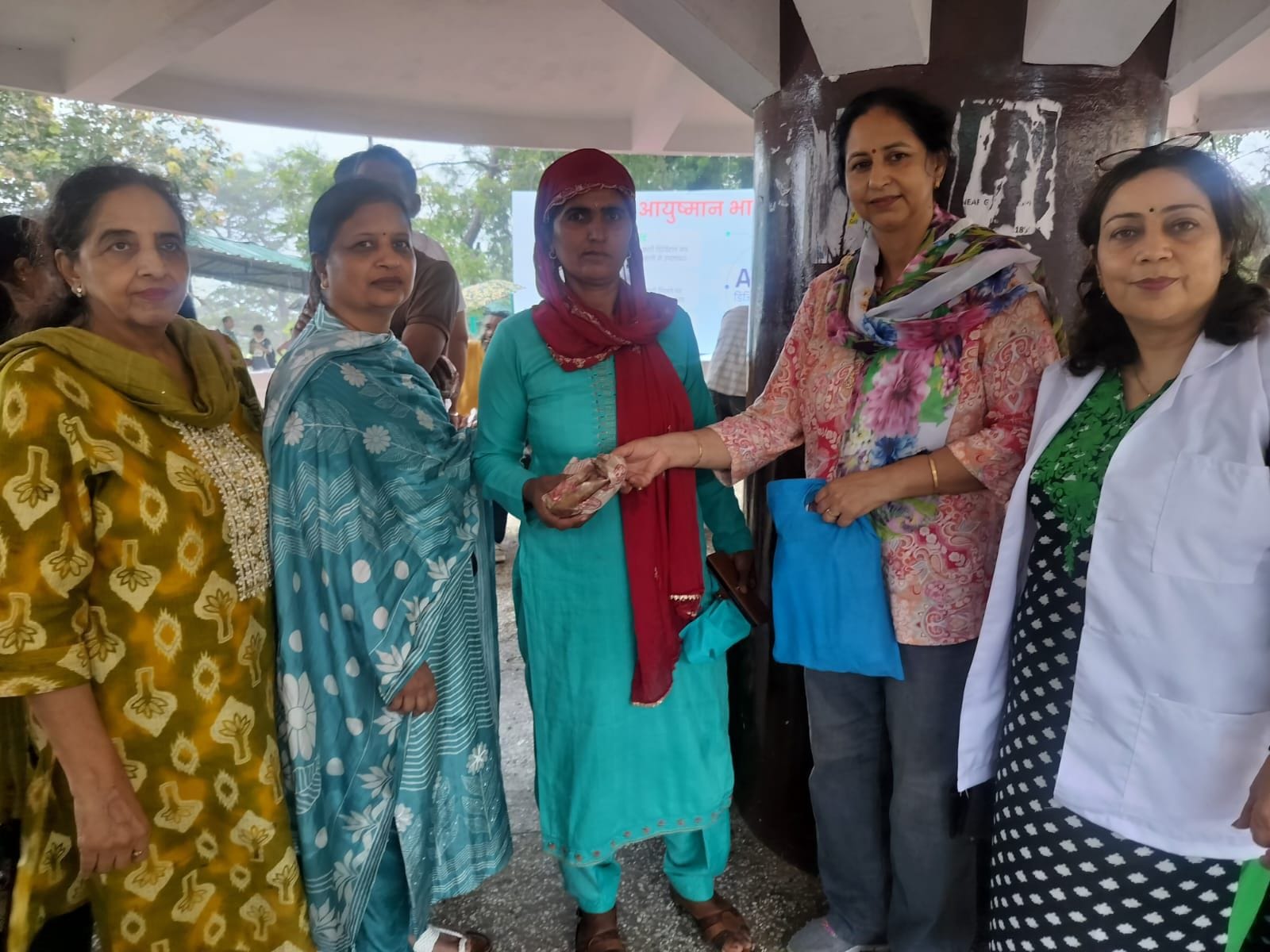 मेडिकल कॉलेज नाहन में मरीजों व तीमारदारों की सेवा करती रोटरी क्लब नाहन संगिनी की महिलाएं। संवाद