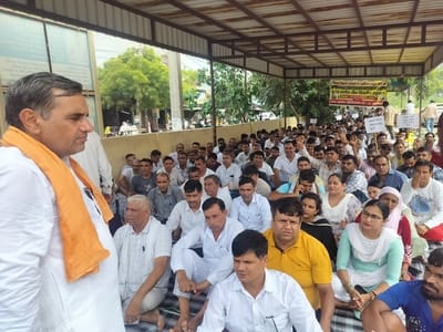 Rohtak News: बिजली कर्मचारियों ने सरकार के खिलाफ किया प्रदर्शन