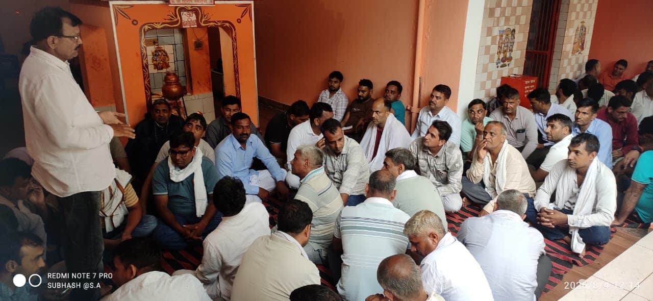 मांगों को लेकर धरने पर बैठे कर्मचारी। स्रोत : यूनियन