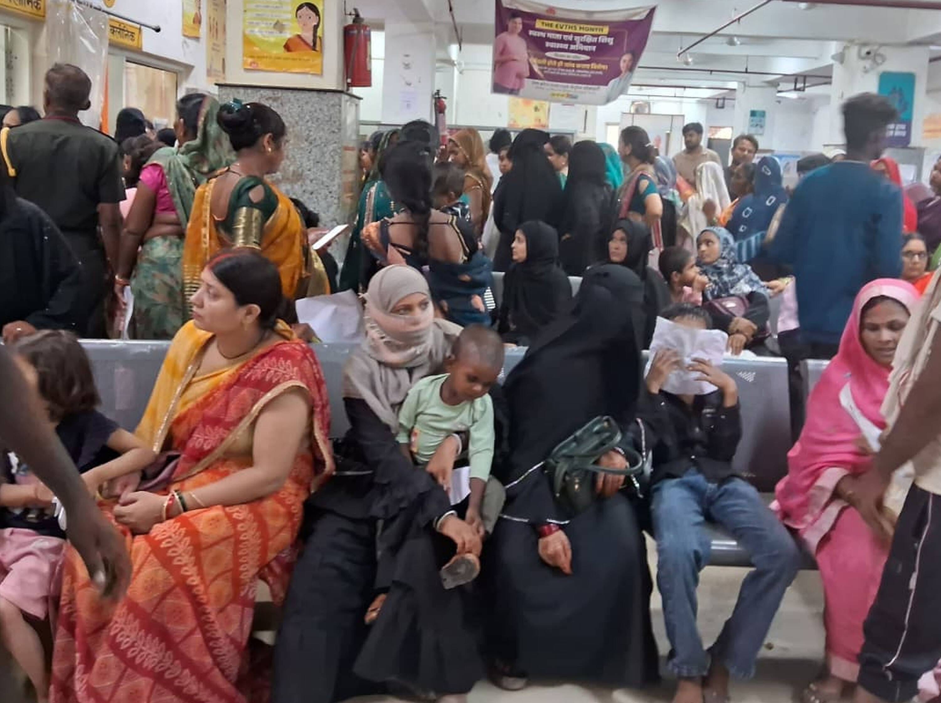 महिला विभाग के बाल रोग विभाग में परिजनों के साथ इलाज कराने आए बच्चे। संवाद