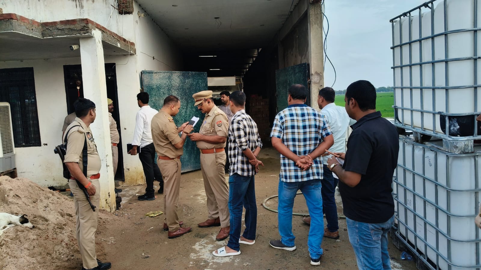 मौके पर जांच करती पुलिस टीम। स्रोत: सोशल मीडिया