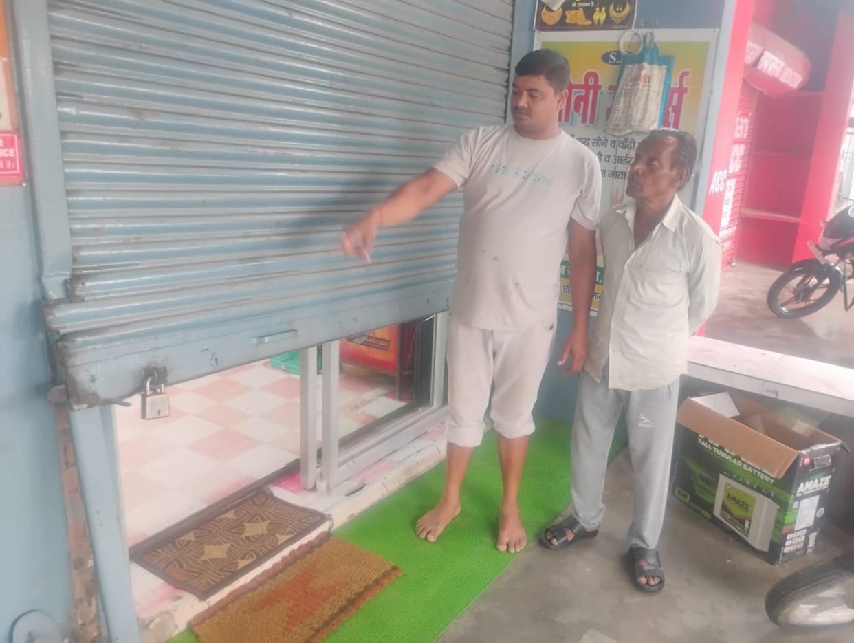 Jewelry worth 10 lakh stolen from five shops