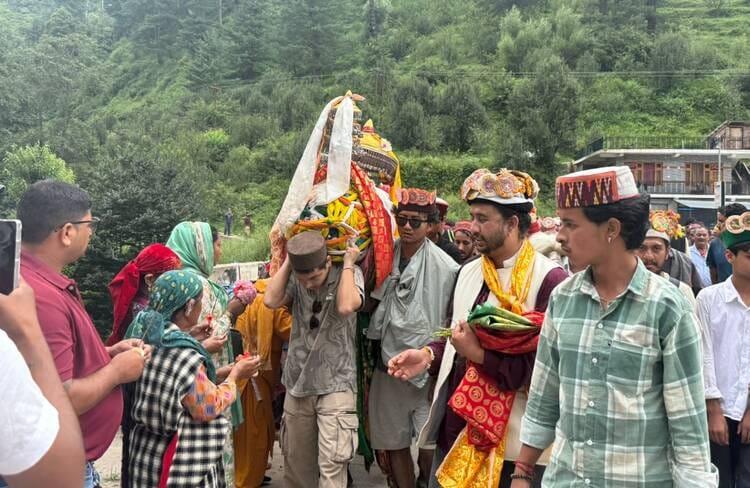 मलाणा से नए देवरथ लेकर राजा घेपन का  नग्गर पहुंचे देवता का स्वागत करते ग्रामीण।-संवाद