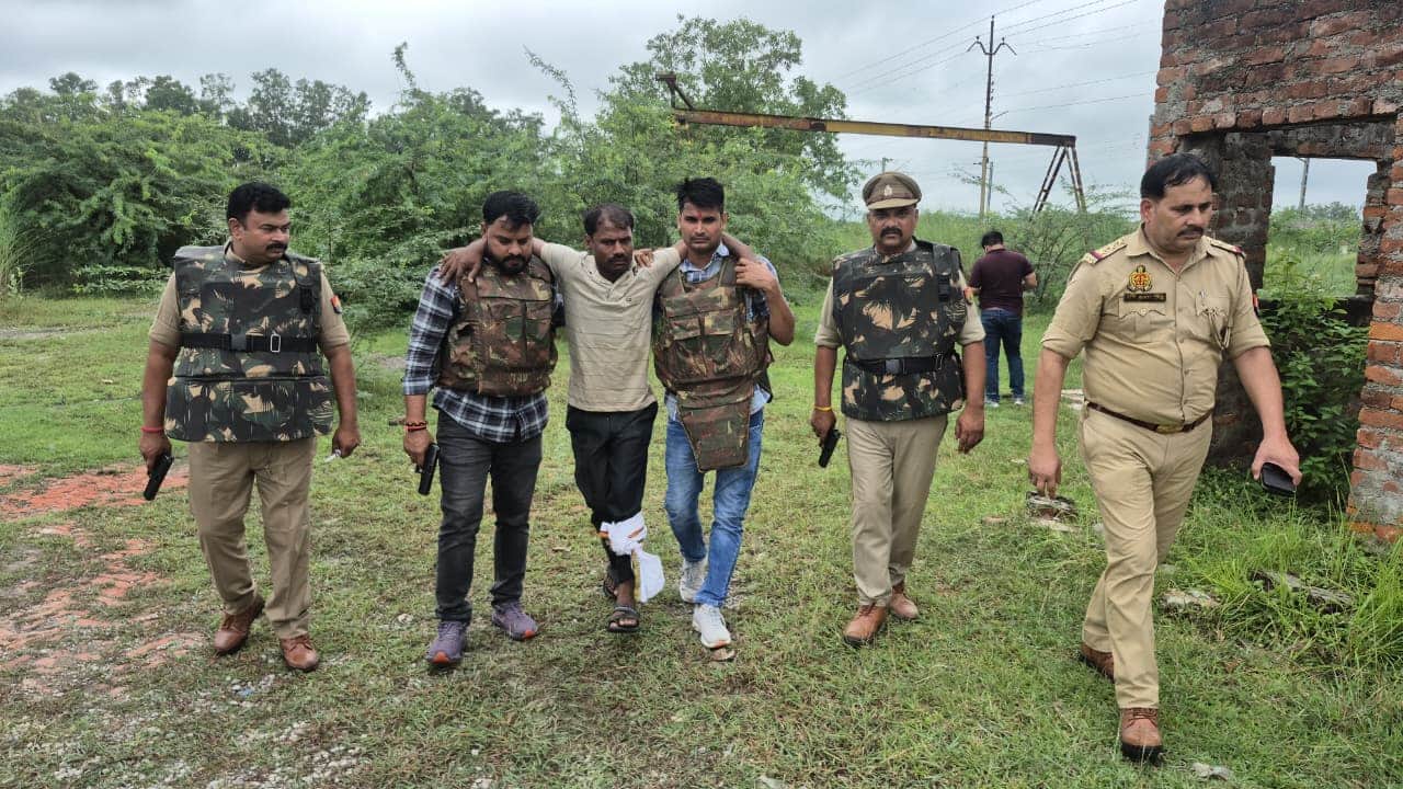 मुठभेड़ में घायल आरोपी सुकई यादव को अस्पताल ले जाती पुलिस। स्रोत : स्थानीय