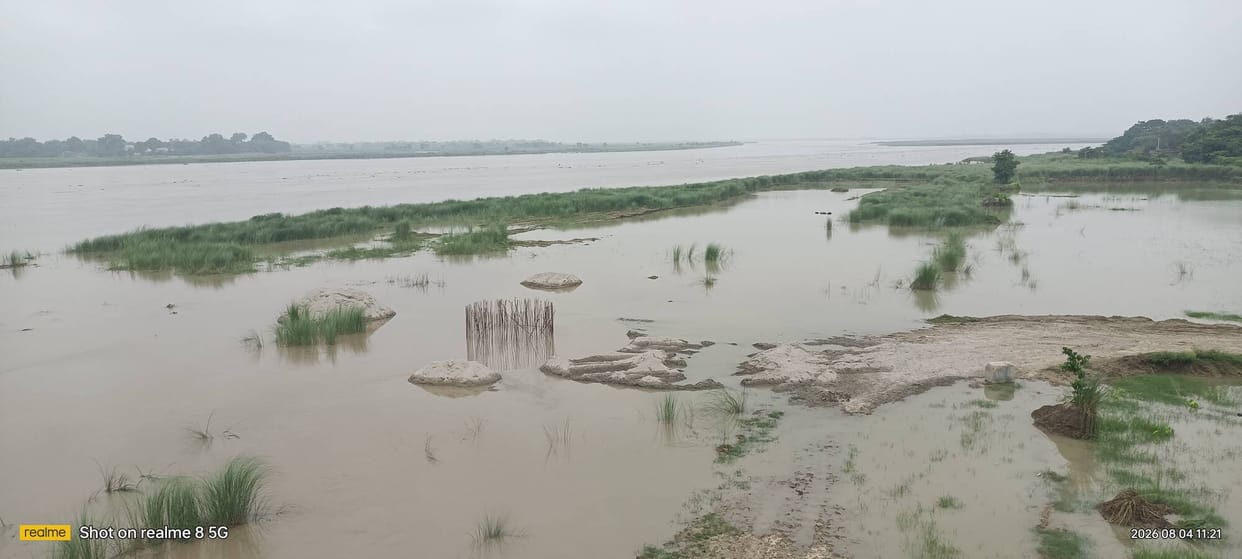 Saryu surging menacingly; panic among villagers.
