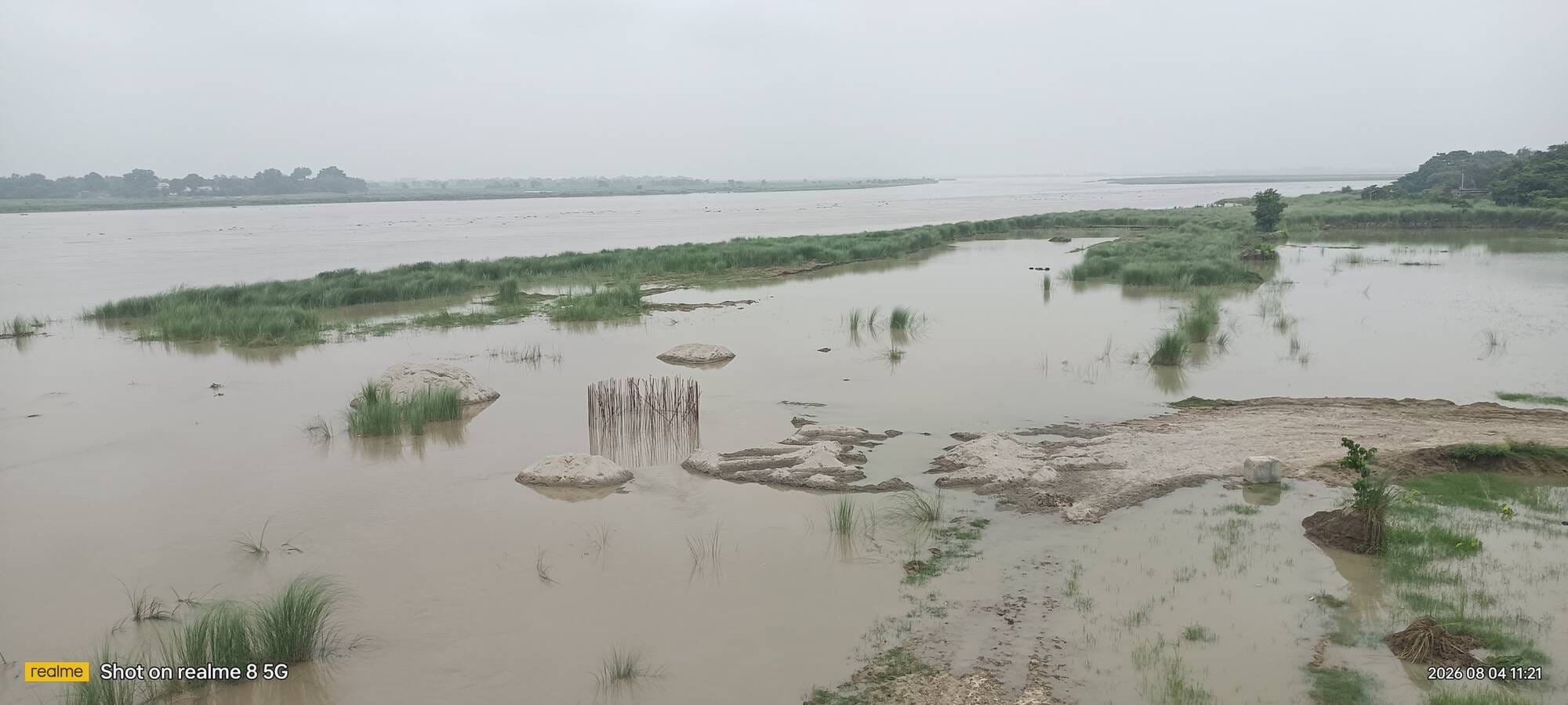 नदी के दियरा में फैलता पानी