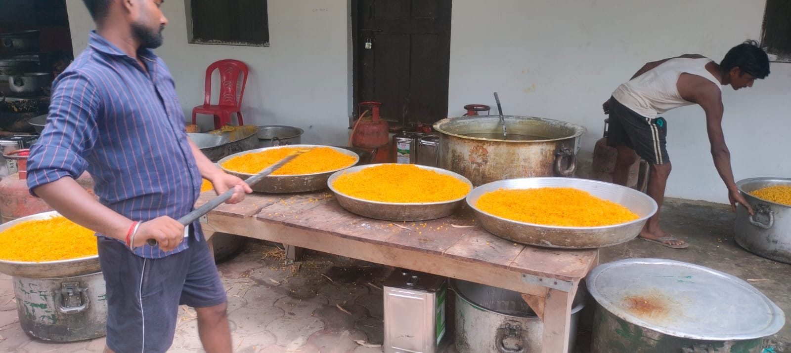 नंदिनीनगर महाविद्यालय में लड्डू तैयार करते कारीगर।