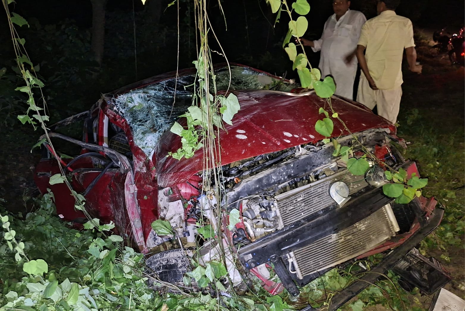 न्यूरिया टनकपुर हाईवे पर आवारा सांड से टकराने के बाद दुर्घटनाग्रस्त हुई कार