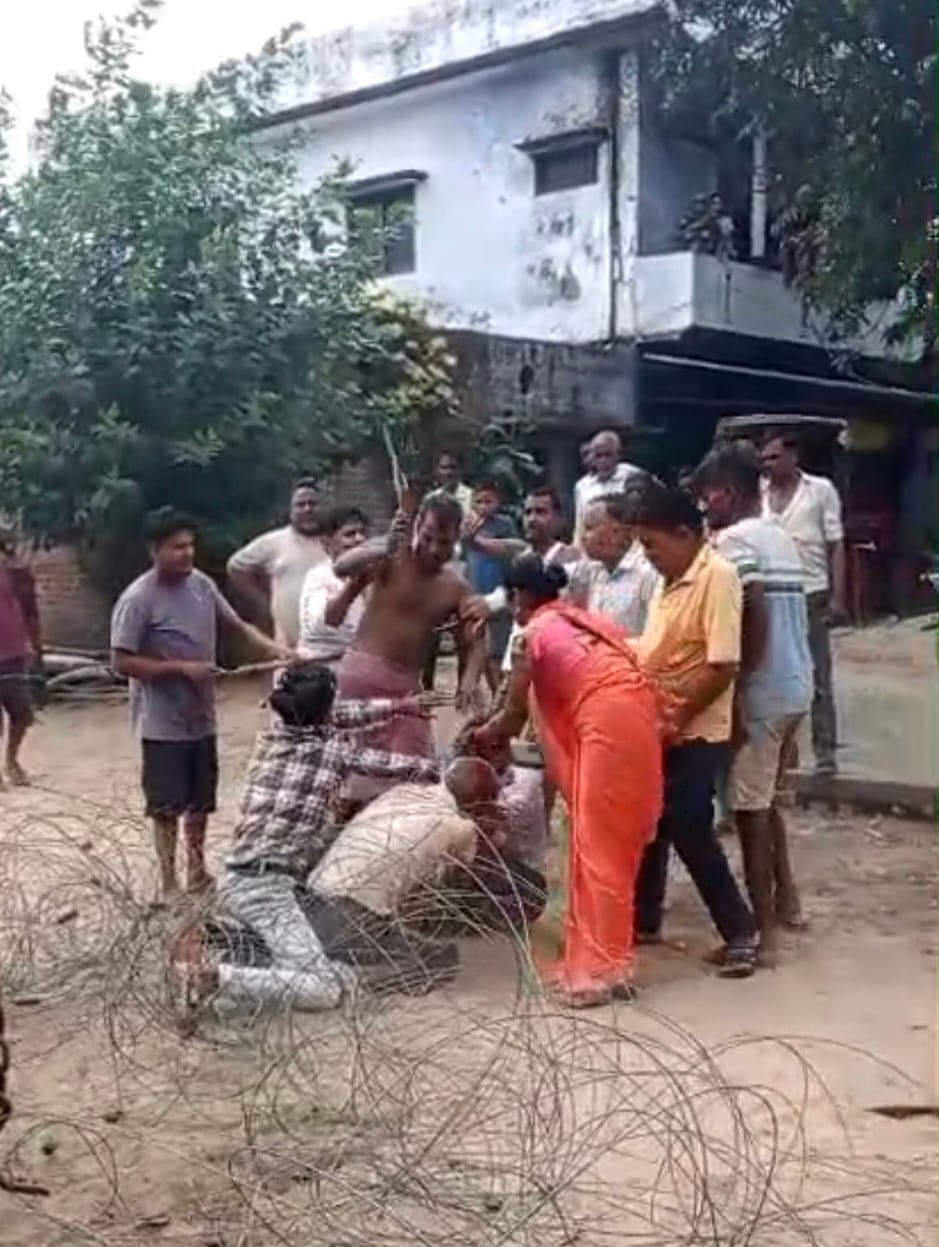 Allegations of assault on the family of an e-rickshaw driver by blocking the road