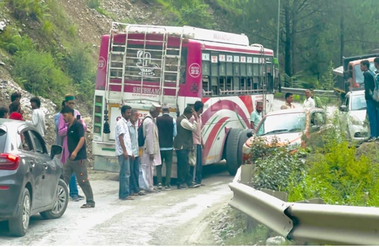 औट-बंजार राष्ट्रीय राजमार्ग-305 पर बीच सड़क में खड़ी निजी बस। स्त्रोत जागरूक पाठक