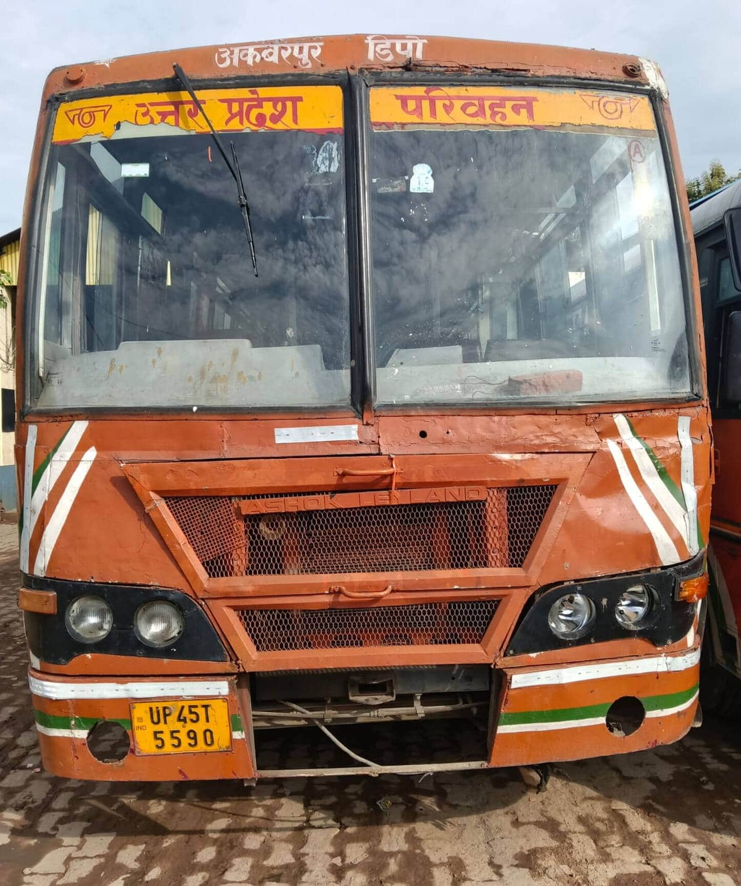 ओवर ब्रिज से टकराने के बाद अकबरपुर डिपो में खड़ी बस।-स्थानीय