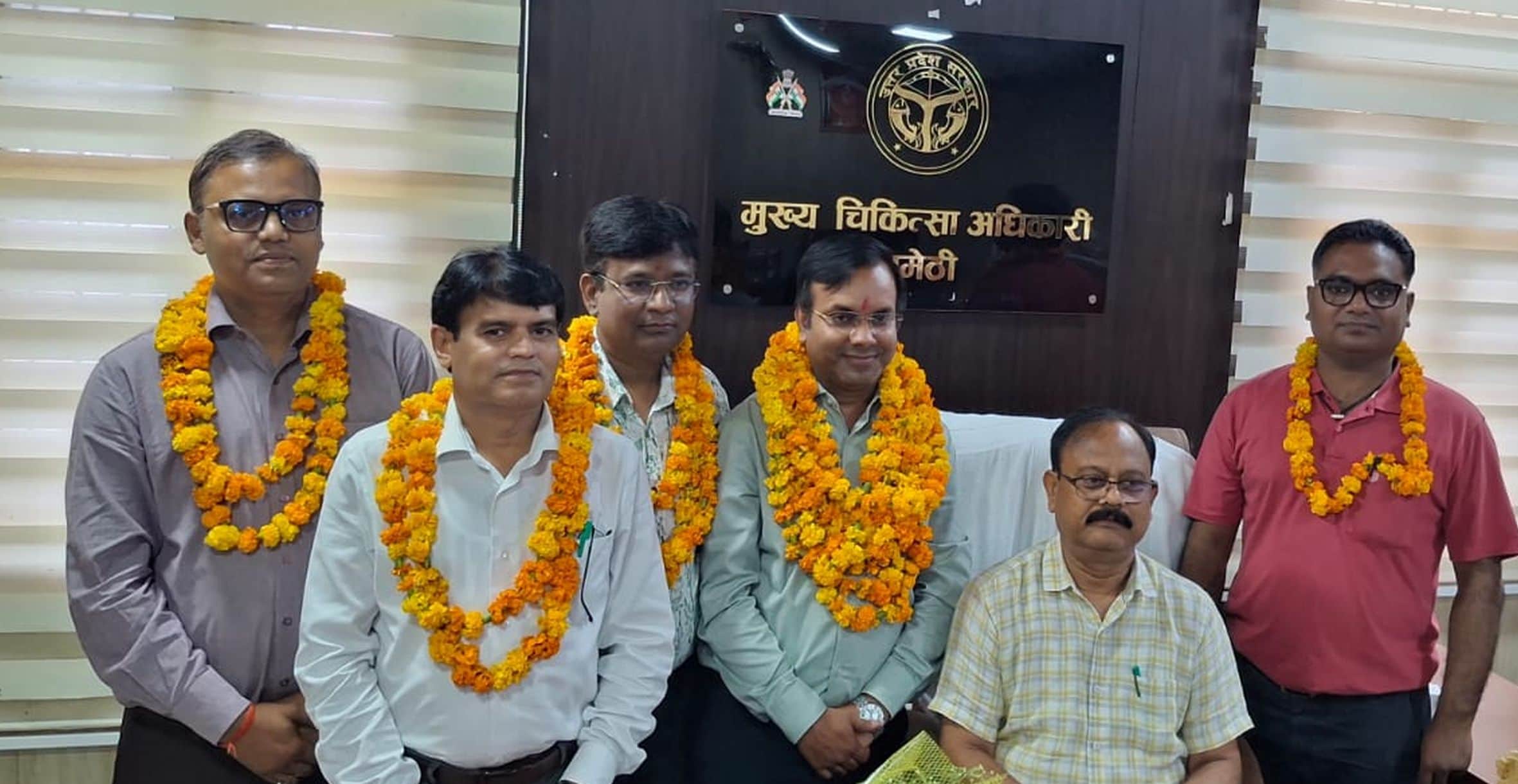 . पीएमएस संघ की निर्वाचित नई कार्यकारिणी के पदाधिकारियों संग सीएमओ। स्रोत : संगठन