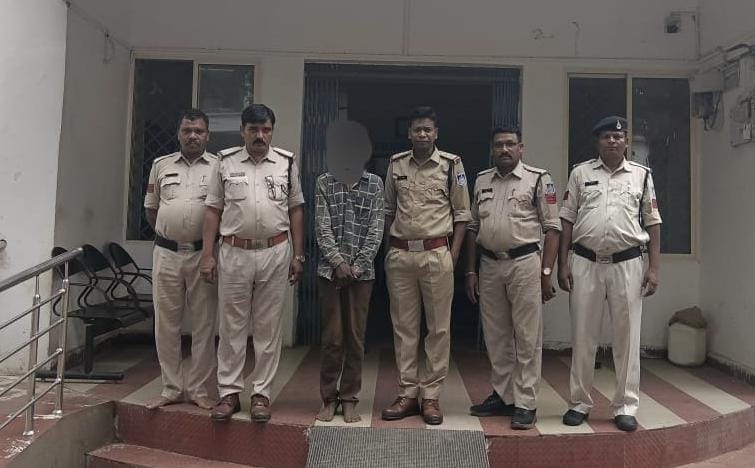 पुलिस घेरे में आरोपी।