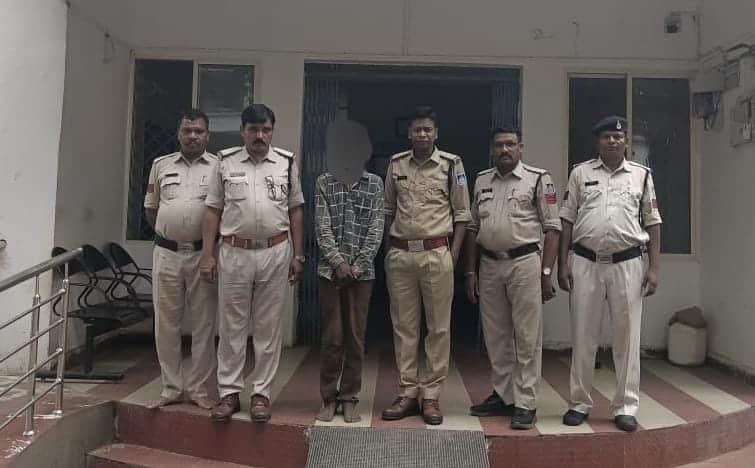 Old enmity and the misdeeds of an unfilial son exposed; accused arrested in two murder cases.