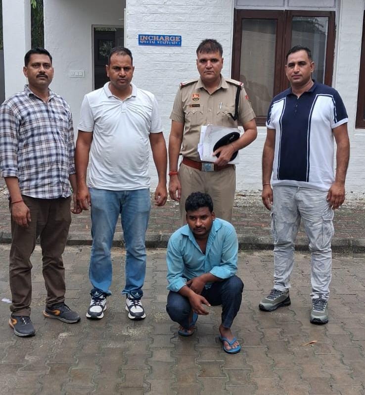 पुलिस की गिरफ्त में डकैती का आरोपी। पुलिस