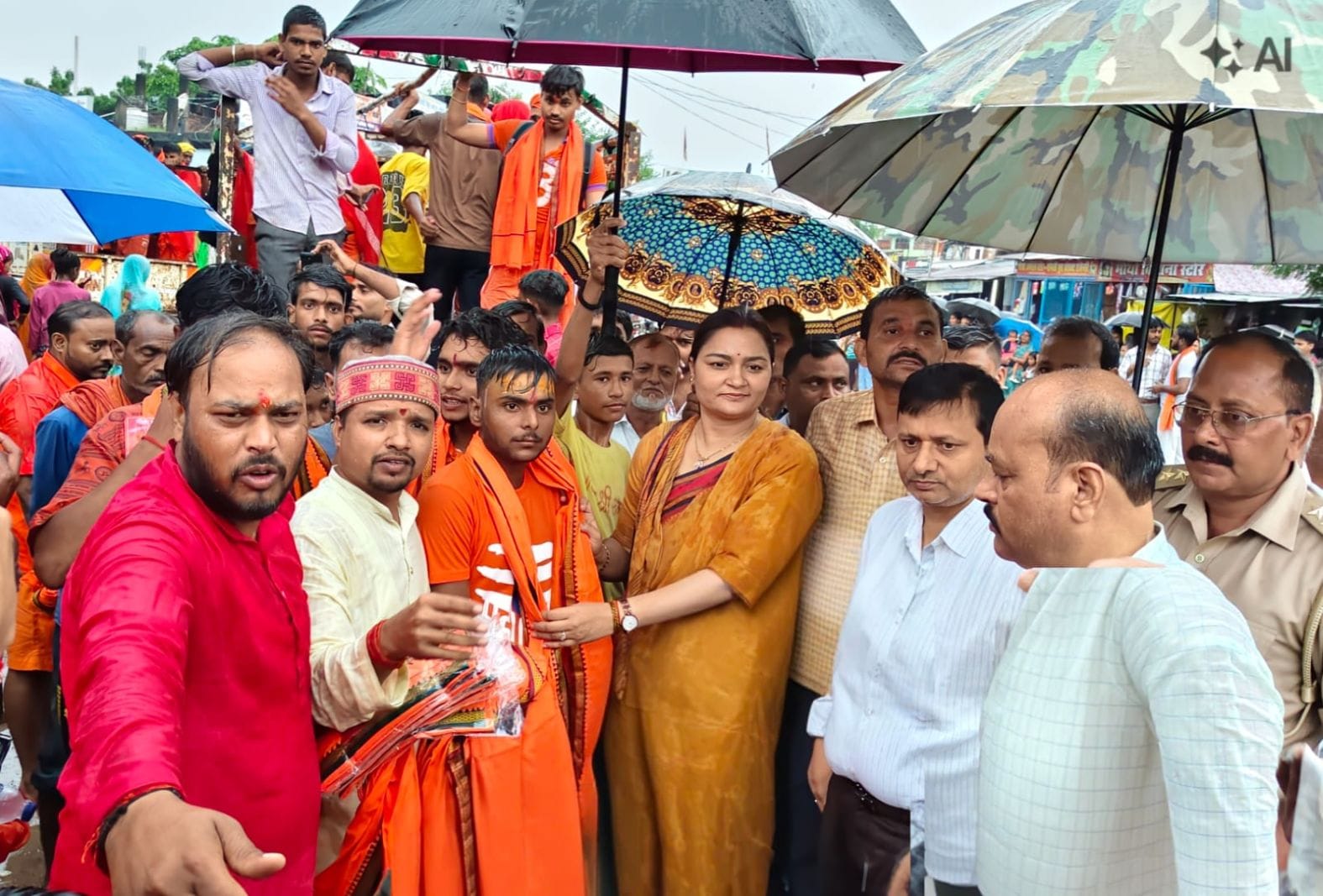 पारा बाजार में कांवड़ियों का स्वागत करतीं समाजसेवी मनीषा पांडेय। स्रोत-सोशल मीडिया