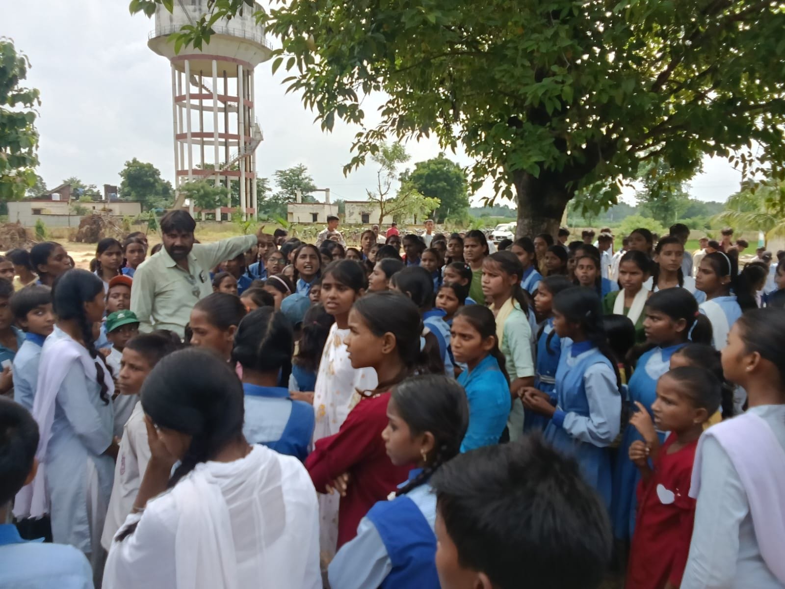 प्रदर्शन करतीं छात्राएं।