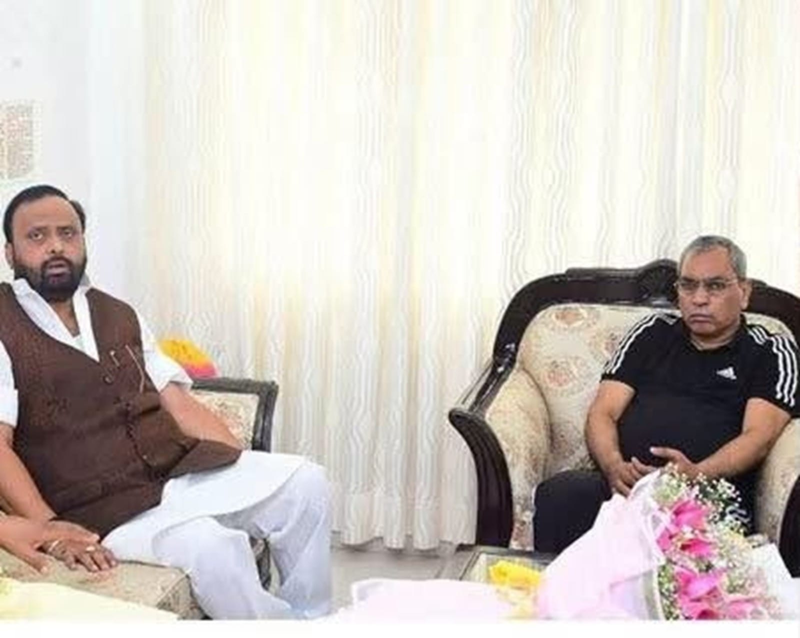 प्रदेश के पंचायती राजमंत्री ओमप्रकाश राजभर से मुलाकात करते जमानिया विधायक ओमप्रकाश सिंह। स्रोत-