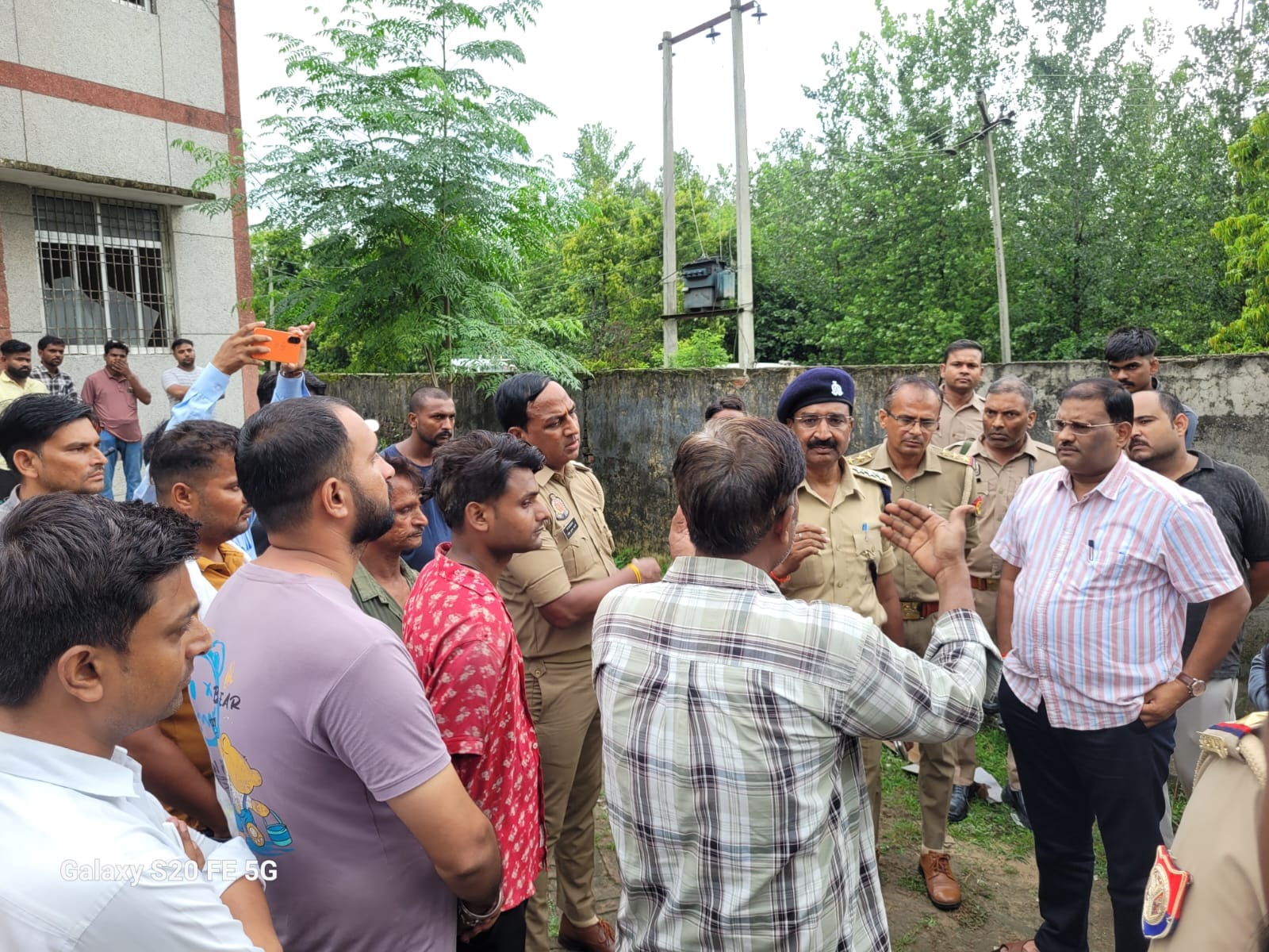 पोस्टमार्टम हाउस पर परिजनों से बातचीत करते सिटी मजिस्ट्रेट व सीओ सिटी। संवाद