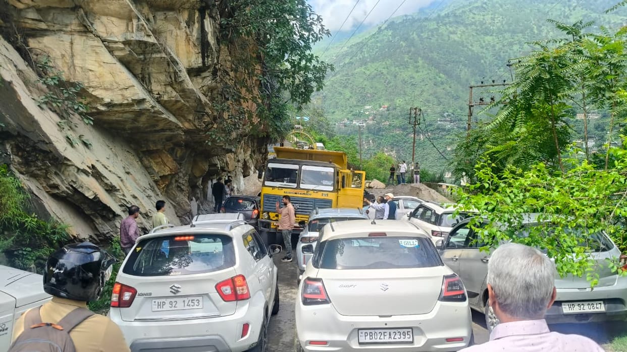 Truck breaks down on Rampur-Racholi road; traffic jam lasts an hour