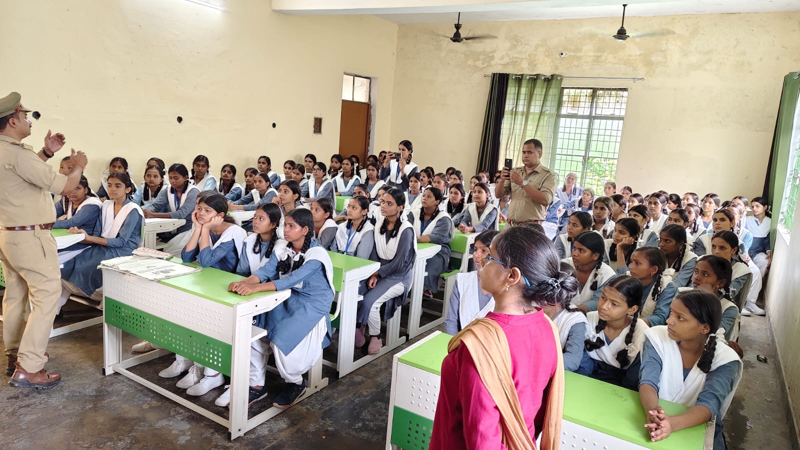  राजकीय बालिका इंटर कॉलेज में बालिकाओं को साइबर सुरक्षा की जानकारी देते पुलिसकर्मी।